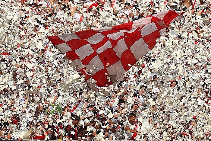 Пожар на футбольном матче в Аргентине: конфетти больше не будут бросать на трибунах