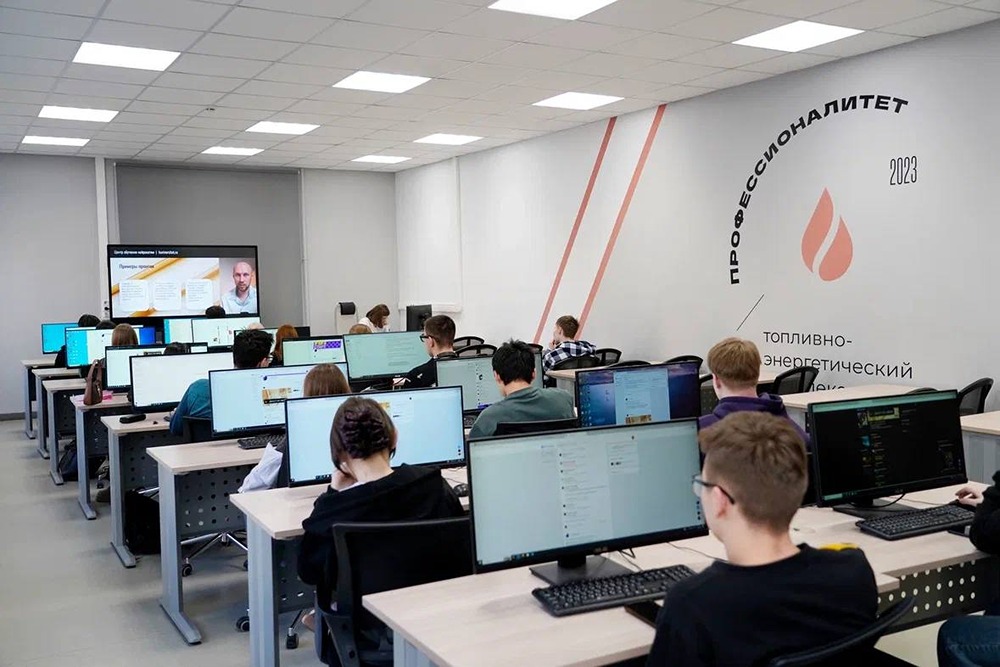 En+ Group запускает модуль «Универсальный» — 18 часов практики по ИИ для 1 000+ участников