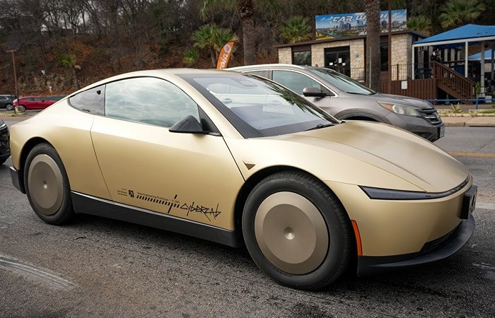 Tesla начала выпуск полностью автономных двухместных электромобилей Cybercab