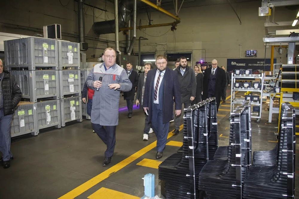 Делегация ЕАО посетила заводы «КАМАЗа»: знакомство с производством