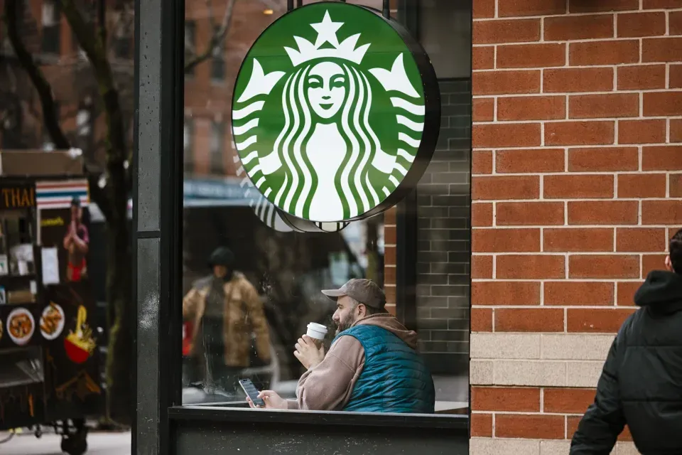 Компания Starbucks уменьшила число сотрудников в сфере розничной торговли на 8%, несмотря на открытие множества новых торговых точек
