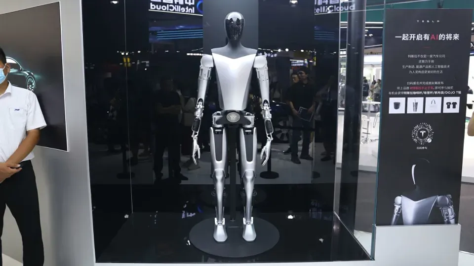 Ким Кардашьян лично опробовала робота и беспилотное такси от Tesla