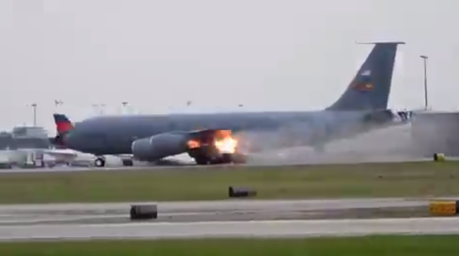 Сегодня в Атланте при взлете взорвался двигатель американского самолета-заправщика KC-135