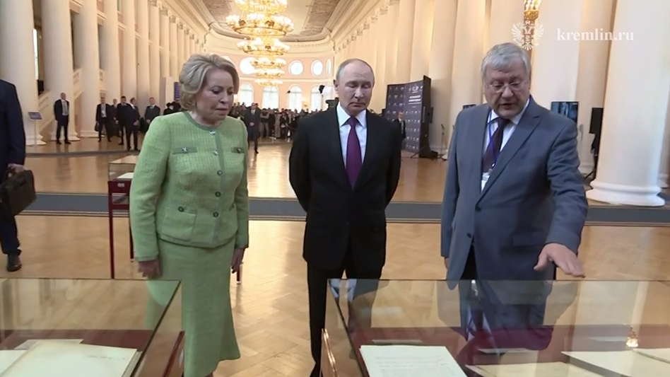 Президент России изучил исторические документы парламентаризма в Таврическом дворце
