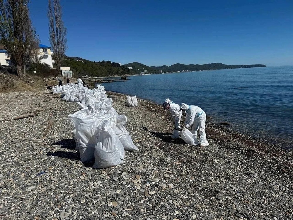 В Туапсе собрали 4165 кубометров загрязненного нефтепродуктами грунта и водомазутной смеси