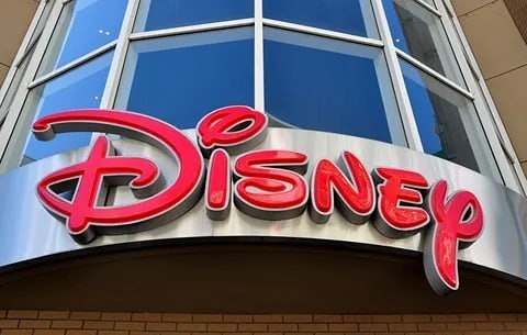 Акции Disney: стабильный бизнес, но рынок боится туризма и смены CEO