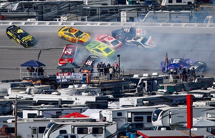 Массовая авария на NASCAR: 27 машин столкнулись на 115‑м круге в Талладеге