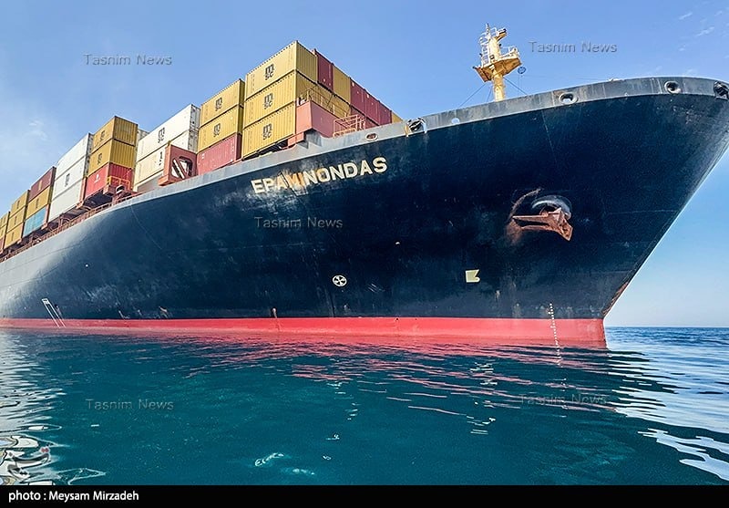 В ответ на действия ВМС США КСИР взял под контроль два контейнеровоза