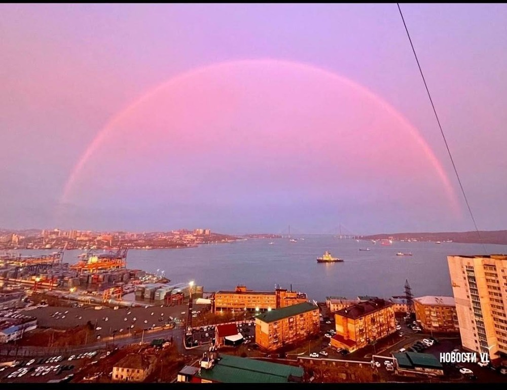 Полная радуга сегодня наблюдалась во Владивостоке над бухтой Золотой Рог