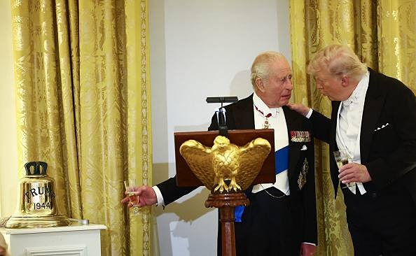 Подарок от короля: Трамп получил колокол с британской субмарины