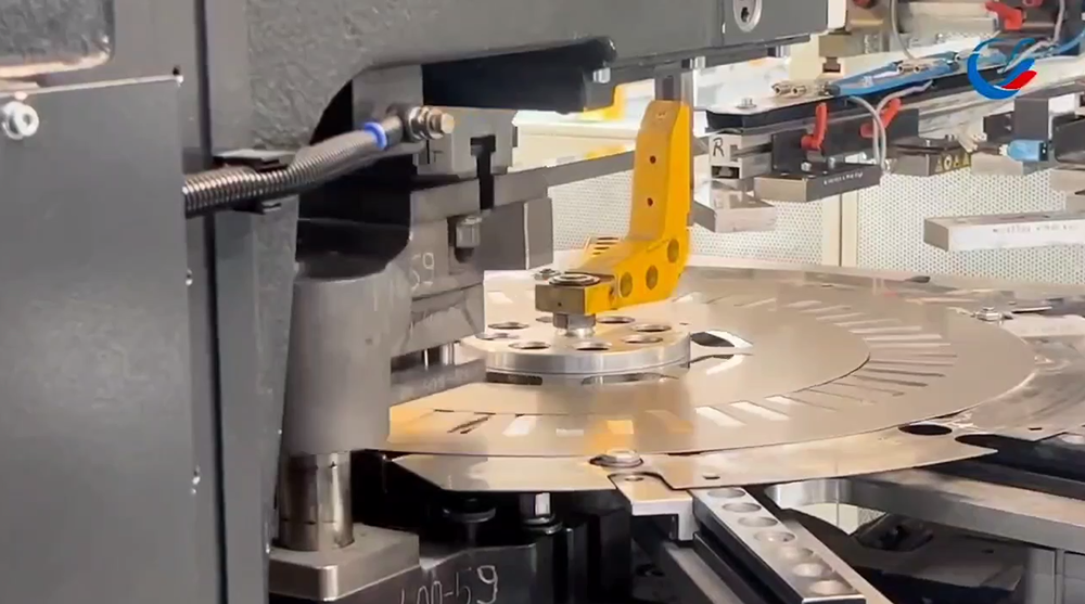 Завод РЭД: автоматическая линия пробивает пазы со скоростью 1200 уд/мин