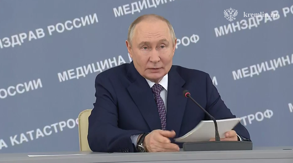 Слова признательности: Путин поздравил экипажи скорой и бригады медицины катастроф