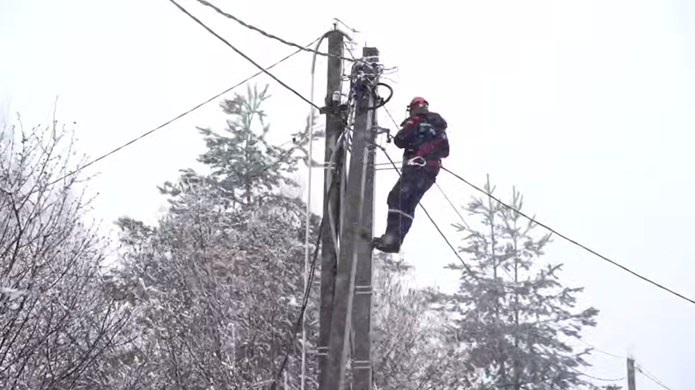 Энергетики «Россетей» круглосуточно устраняют последствия циклона в регионах России