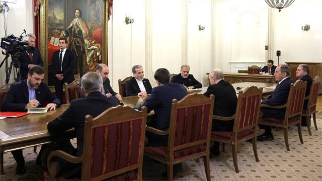 Зачем Арагчи приехал к Путину? Разбираем версии экспертов
