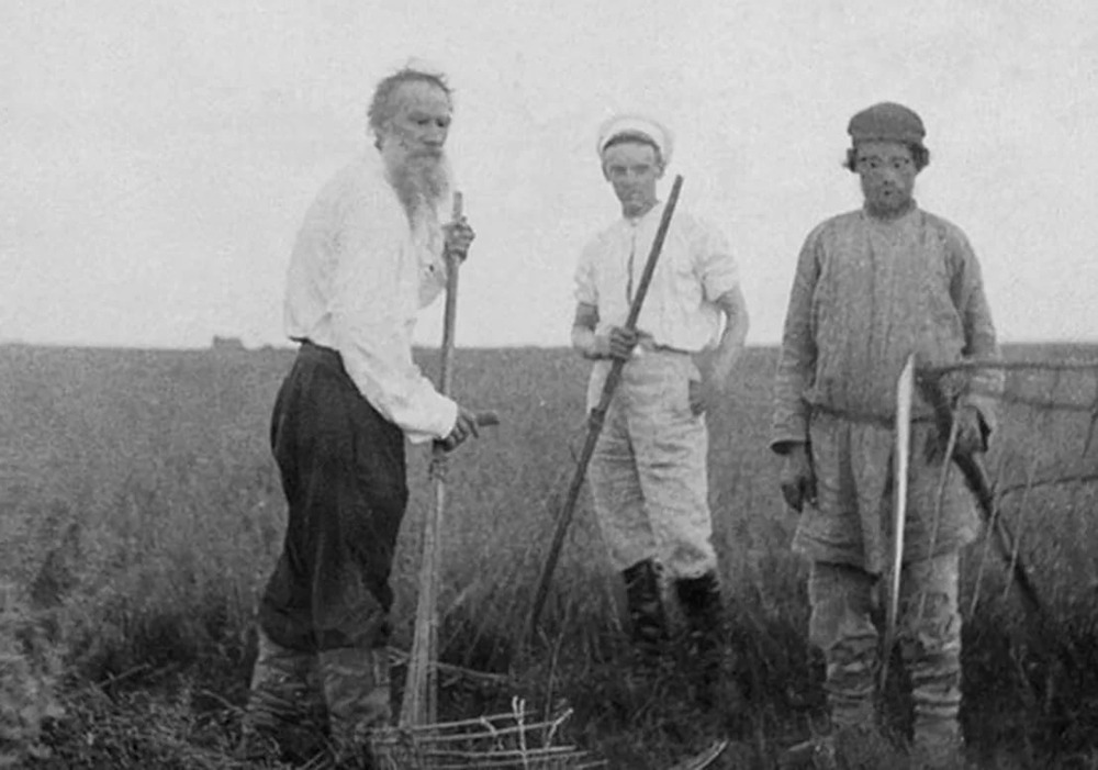 Рукописи Толстого: от «Войны и мира» до детских сочинений — в новом фонде