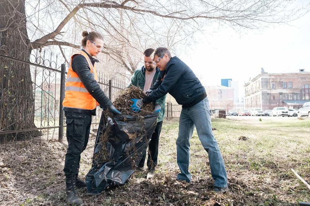 Команда Распадской наводит порядок после зимы