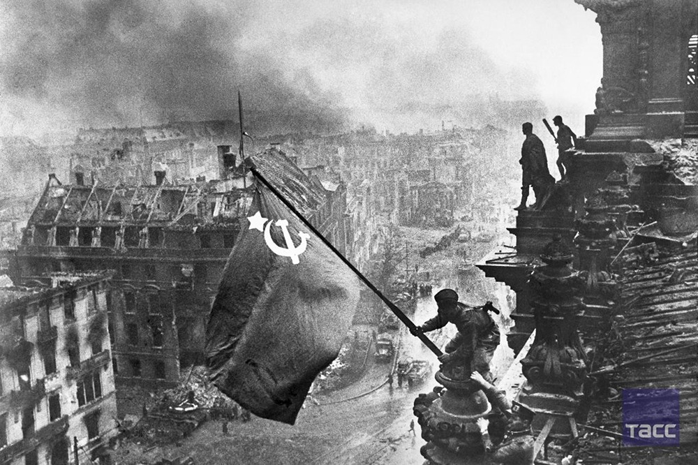 30 апреля 1945 года бойцы Красной Армии водрузили Знамя Победы над зданием Рейхстага. Этот великий момент запечатлел военный фотокорреспондент ТАСС Евгений Халдей
