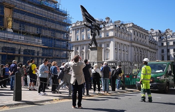 На площади Ватерлоо появилась статуя с подписью Banksy.