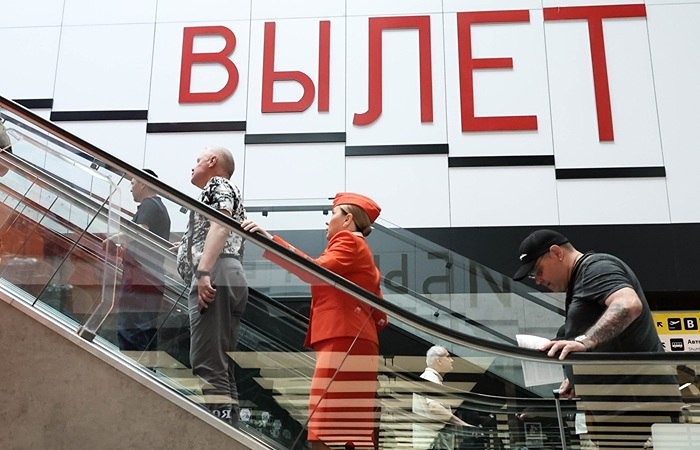 Аэропорт Шереметьево принимает и отправляет рейсы по согласованию с соответствующими органами, возможны корректировки в расписании, сообщает в пятницу утром Росавиация