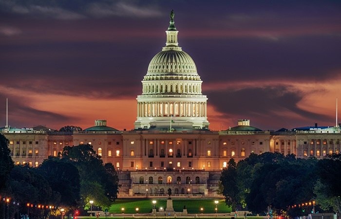 Закон 1973 года против политики Трампа: демократы готовят судебный иск по Ирану