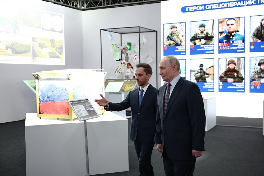 Путин осмотрел выставку «Знание.Герои» перед встречей с КМНС