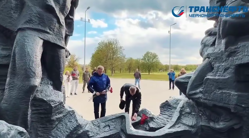 Сотрудники «Транснефти» возложили цветы к мемориалу «Непокоренные»