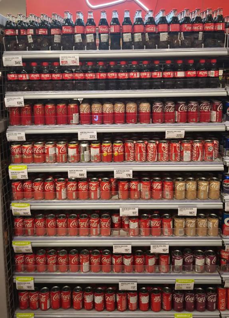 В «Глобусе» появились огромные стеллажи с Coca-Cola со всего мира