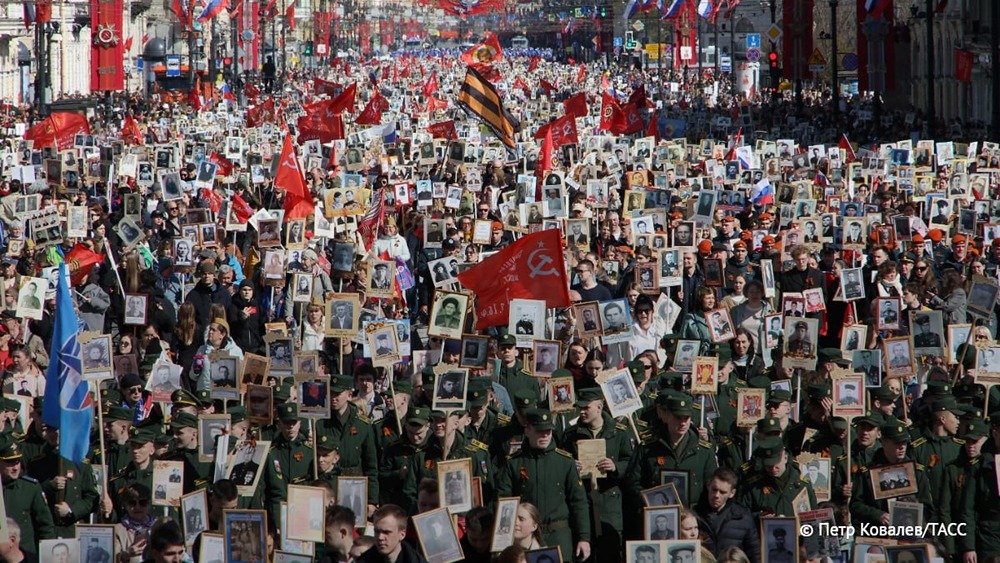 Акция «Бессмертный полк» состоится во всех регионах России, из них в 35 — очно, следует из подсчета ТАСС