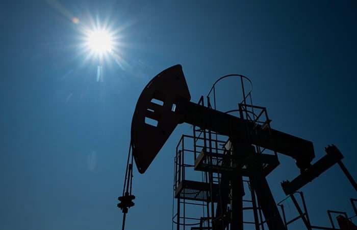 Цены на нефть слабо растут в четверг после обвала днём ранее