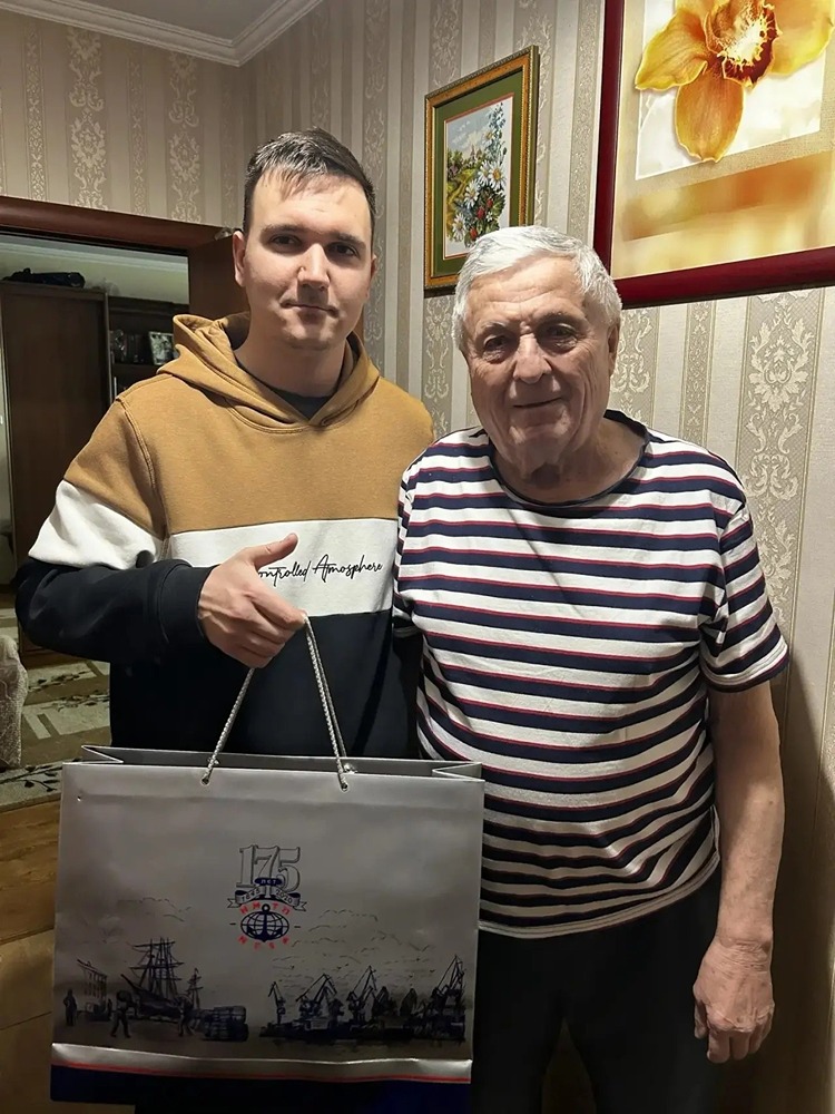 Связь поколений: НМТП организует визиты к ветеранам порта