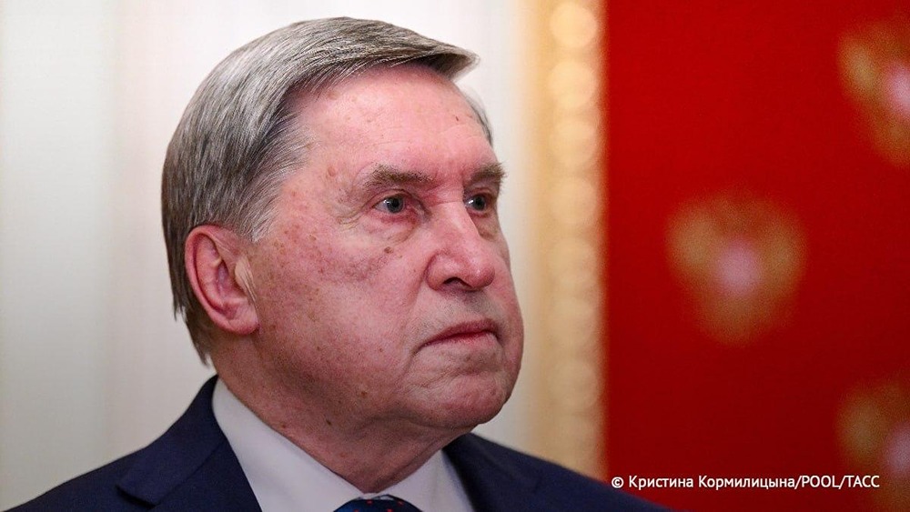 Парад 9 Мая состоится, будет выступление президента Путина, всё как обычно, кроме демонстрации военной техники, заявил Ушаков. Россия не приглашала иностранных гостей на праздник, но многие лидеры сами захотели посетить Москву в эти дни. Приедут: лидеры Абхазии, Южной Осетии, Белоруссии, Лаоса, премьер Словакии, король Малайзии и руководство Сербии
