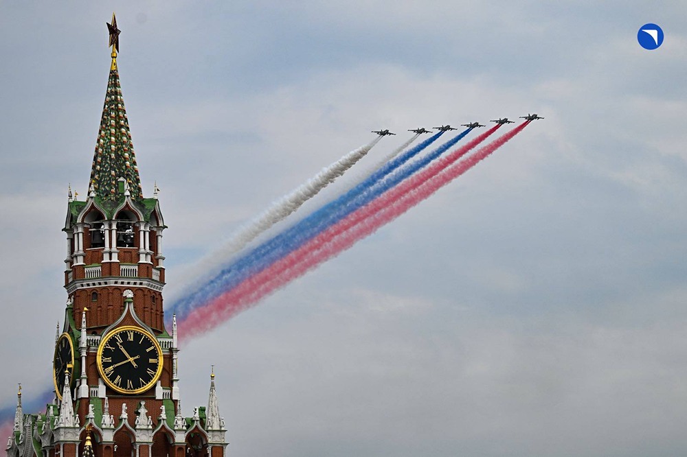 Штурмовики Су-25 раскрасили небо Москвы