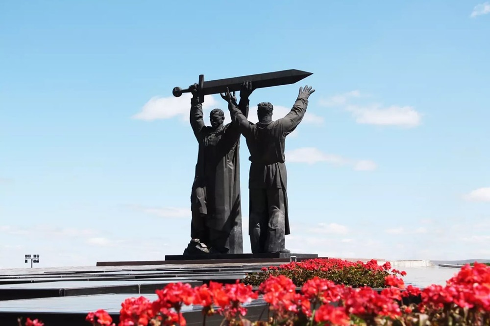 Памятник «Тыл — фронту» в Магнитогорске: рабочий и воин, смотрящие в разные стороны