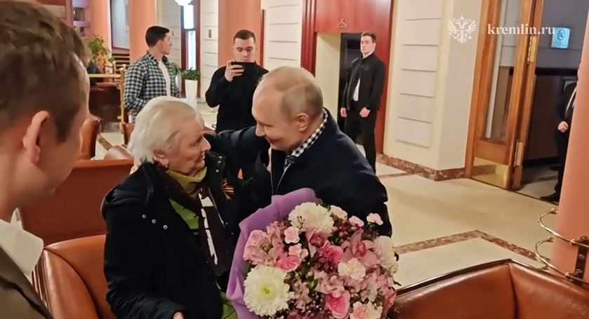 Владимир Путин встретился со своей школьной учительницей
