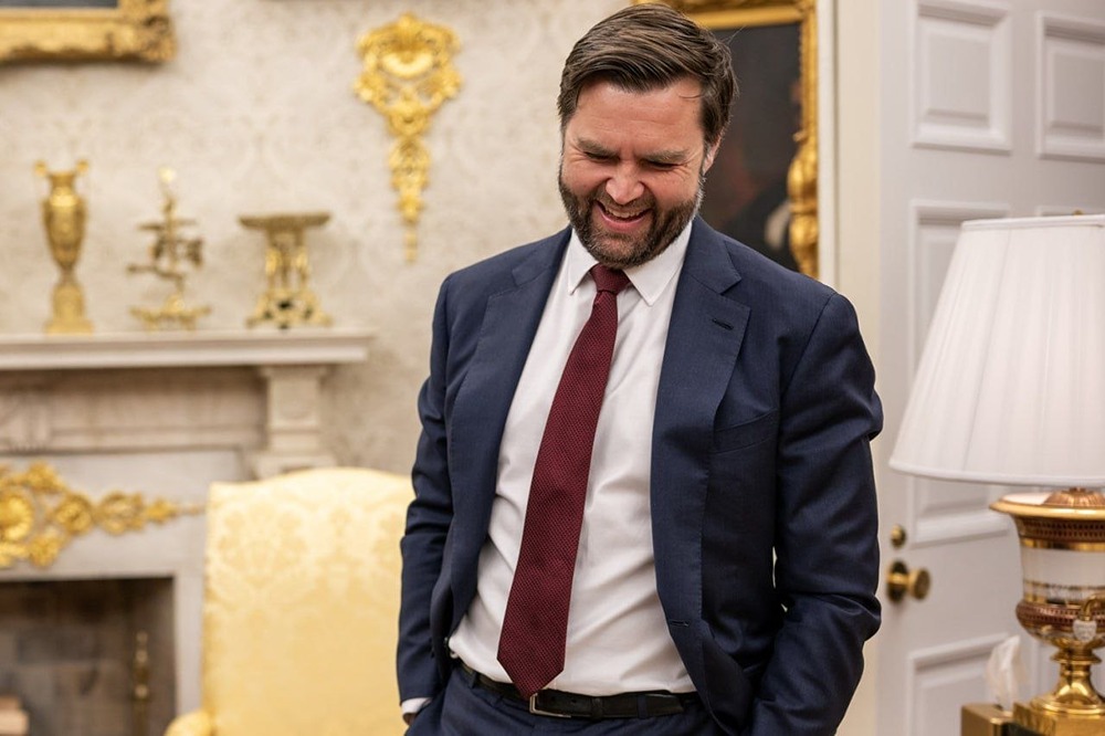 «Один дома» в Вашингтоне: что чувствует Вэнс без Трампа в Белом доме