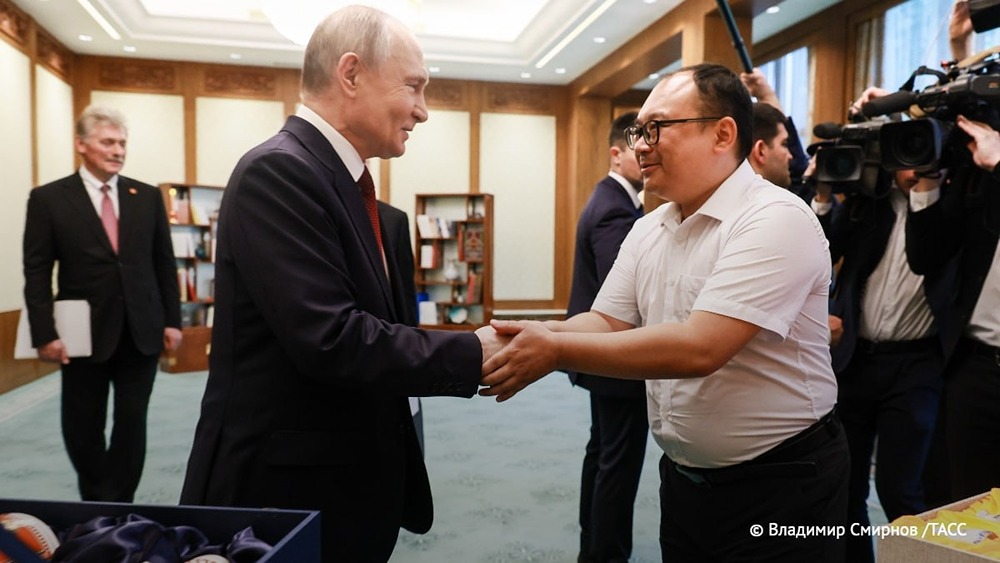 Владимир Путин получил фарфоровый сервиз в качестве подарка на память от китайского инженера Пэн Пая