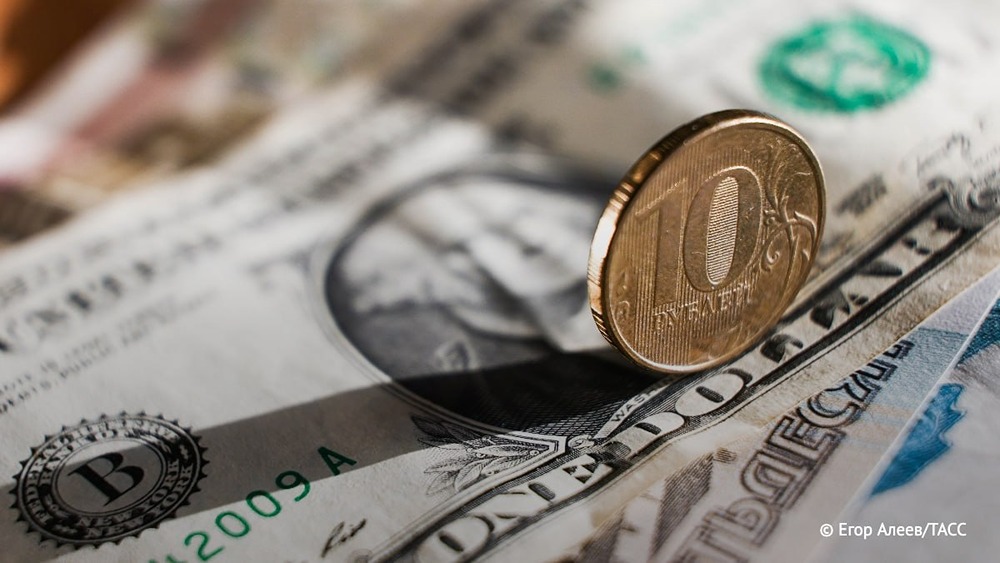 Рубль возглавил рейтинг лучших валют мира, пишет агентство Bloomberg. Рубль с начала апреля укрепился относительно доллара примерно на 12%, продемонстрировав лучший результат по этому показателю среди всех валют мира