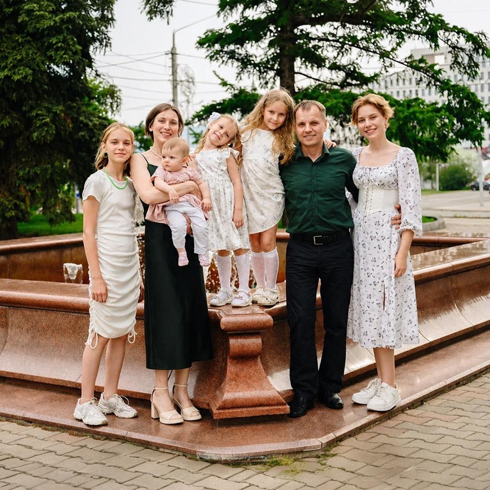 Президент наградил семью инженера с КрАЗа и врача медалью «Родительская слава»