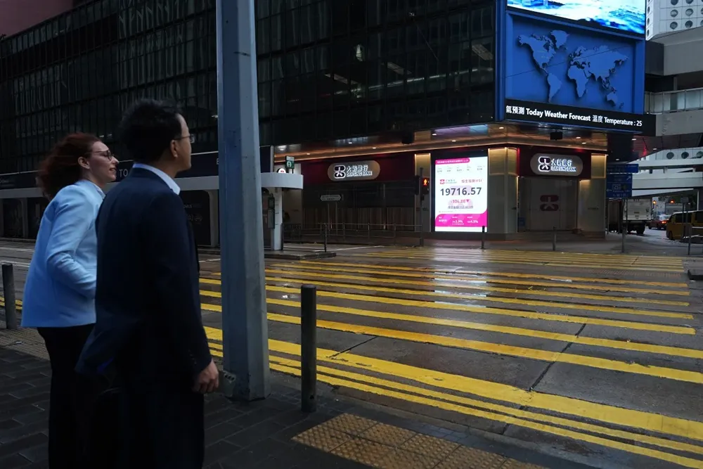 Акции в Гонконге падают после трёхдневного роста