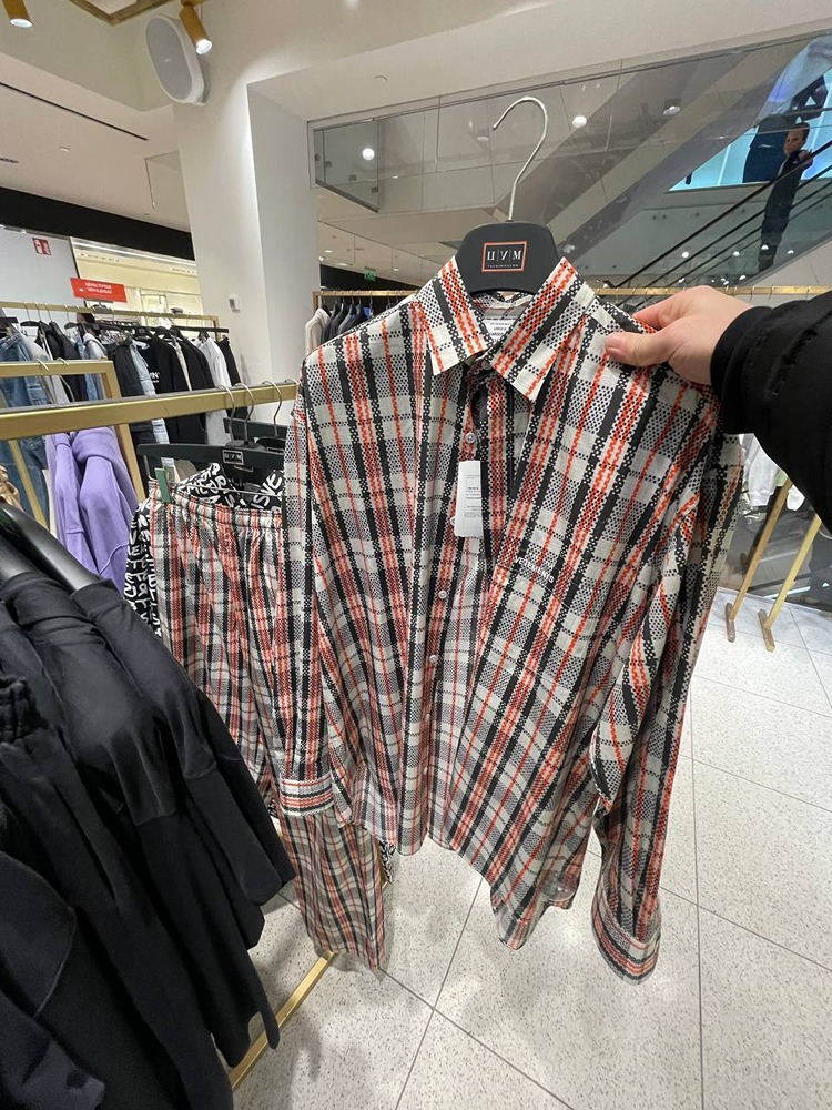 В ЦУМе появилась рубашка, вдохновлённая расцветкой культовой сумки-баула, популярной в 90-е годы