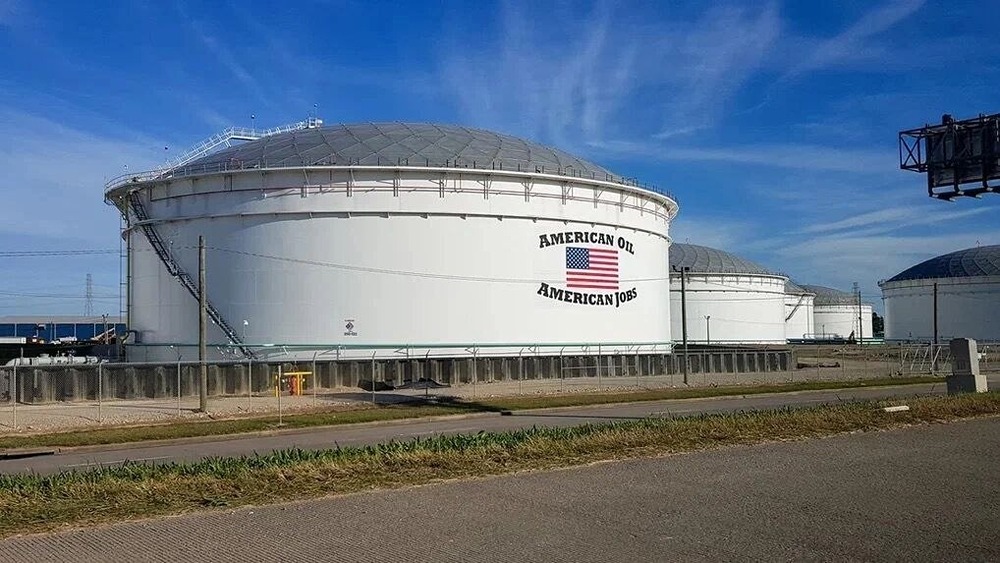 Что привело к сокращению запасов нефти и бензина в США