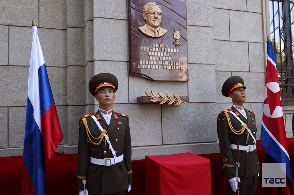 Церемония открытия мемориальной доски в память о после Александре Мацегоре состоялась в посольстве России в КНДР, передает корреспондент ТАСС