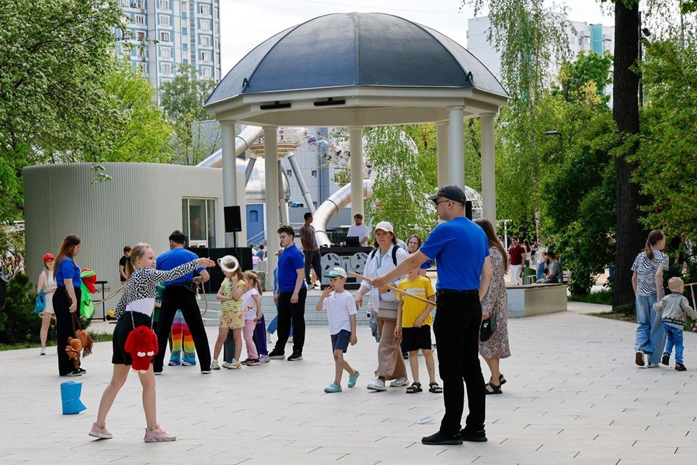 Детский омбудсмен Москвы предложила снизить (https://www.vedomosti.ru/society/news/2026/05/28/1200928-snizit-vozrast-trudoustroistva?from=newsline) возраст трудоустройства до 12 лет