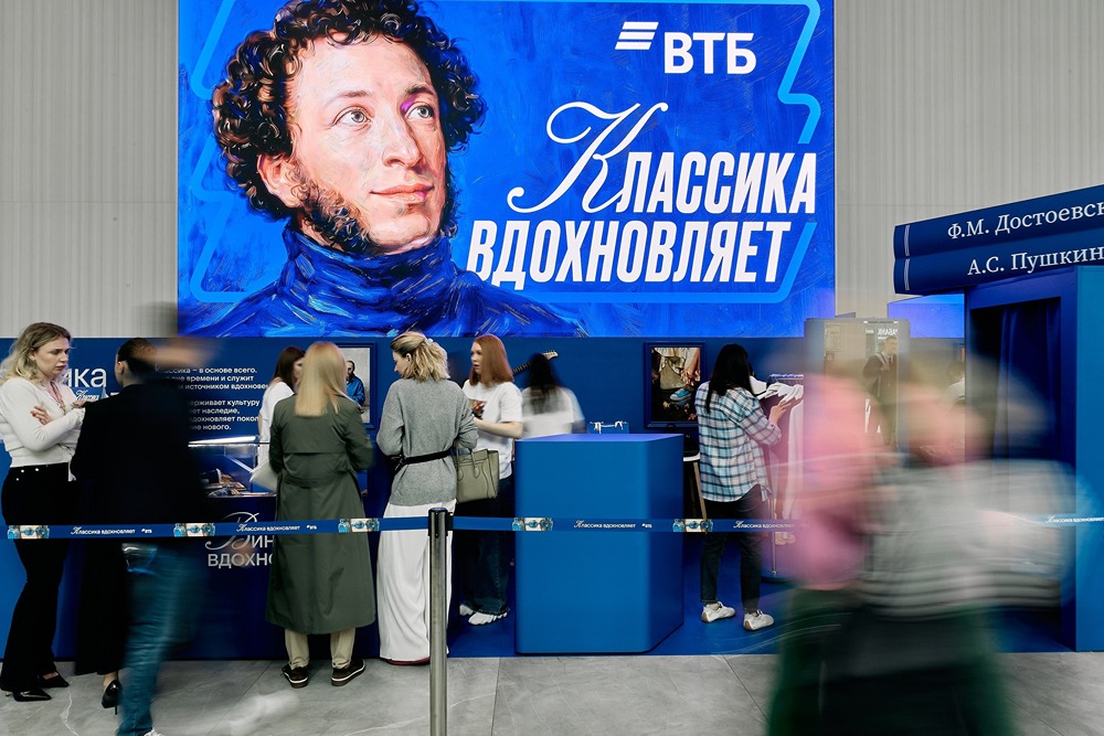ВТБ выпустил лимитированную коллекцию одежды и конфет