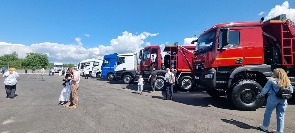 Зачем КАМАЗ открыл новый дилерский центр в Петербурге? Рассказываем про «Русбизнесавто» и День клиента на ПМЭФ‑2026