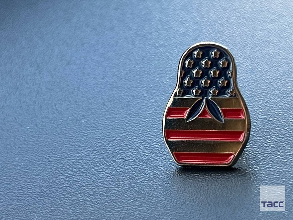 Делегация США на ПМЭФ носит значки с американским флагом в виде матрёшки, передаёт корреспондент ТАСС