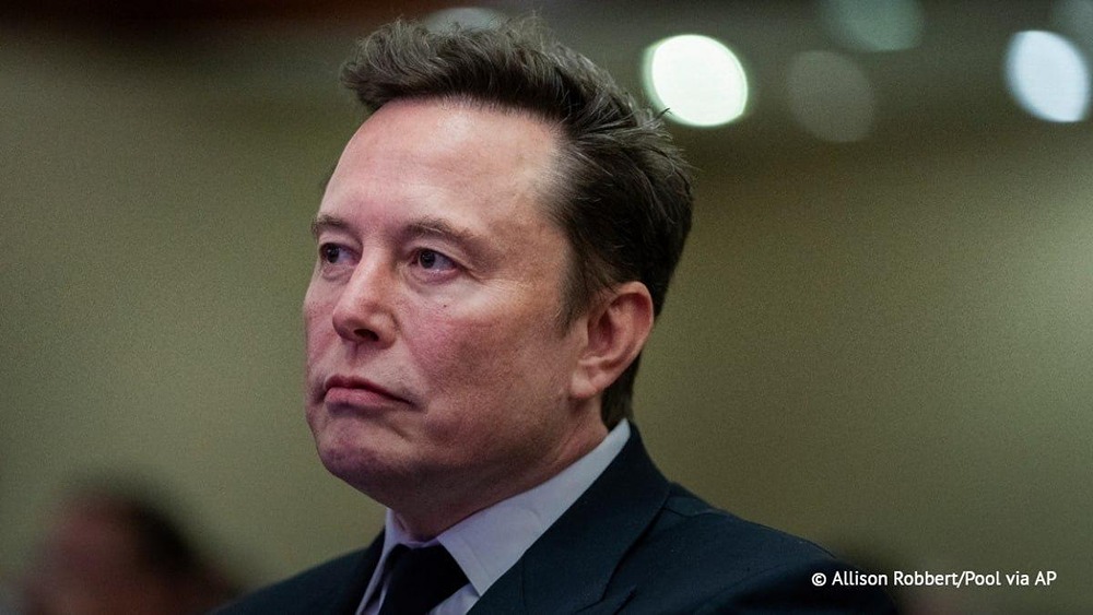 Илон Маск стал первым триллионером в истории благодаря IPO компании SpaceX, сообщило Reuters
