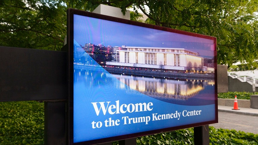Какое распоряжение суда обязало Кеннеди‑центр удалить имя Трампа