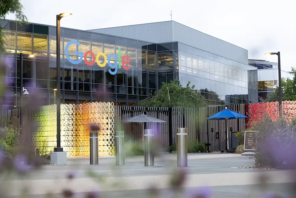 Google внедряет ИИ‑обзоры в поиск: последствия для медиарынка, трафик издателей и динамика отношений с рекламодателями