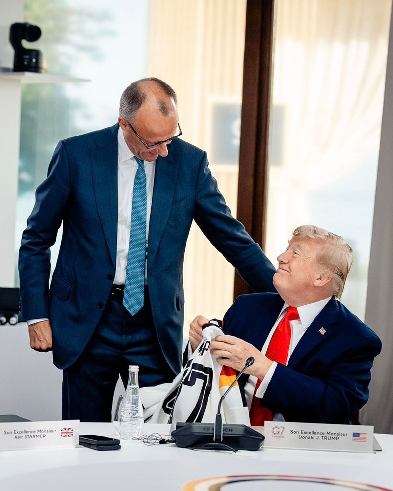 «В конечном итоге мы играем в одной команде». Мерц подарил Трампу футболку сборной Германии под номером 47